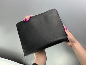 Шкіряна папка для сімейних документів FAMILY FOLDER з натуральної шкіри у чорному кольорі з натуральної шкіри &mdash; фото виробу від майстерні Shiynik - Магазин шкіряних виробів