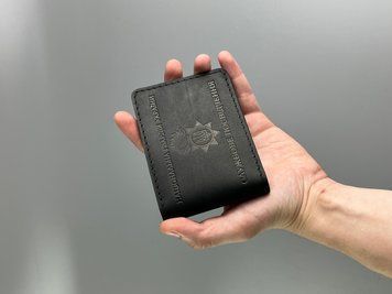 Шкіряна обкладинка на посвідчення НГУ коньячна з натуральної шкіри ручної роботи у чорному кольорі з натуральної шкіри &mdash; фото виробу від майстерні Shiynik - Магазин шкіряних виробів