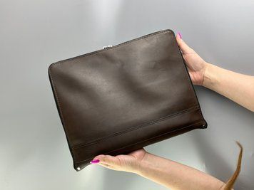 Шкіряна папка для сімейних документів FAMILY FOLDER з натуральної шкіри у коричневому кольорі з натуральної шкіри &mdash; фото виробу від майстерні Shiynik - Магазин шкіряних виробів
