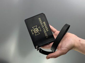 Шкіряна обкладинка на посвідчення Служби Безпеки України з натуральної шкіри у чорному кольорі з натуральної шкіри &mdash; фото виробу від майстерні Shiynik - Магазин шкіряних виробів