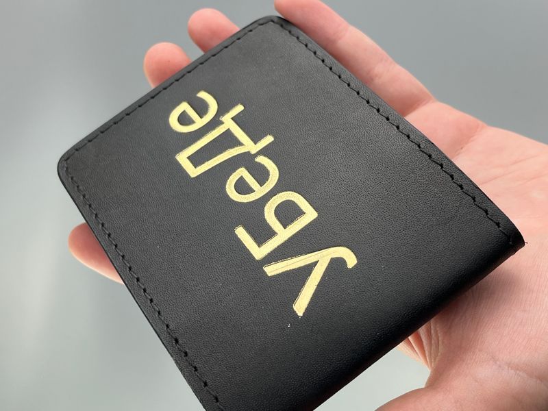Шкіряна обкладинка для посвідчення УЧАСНИК БОЙОВИХ ДІЙ з тисенням золотом "УБеДе" з натуральної шкіри &mdash; фото виробу від майстерні Shiynik - Магазин шкіряних виробів