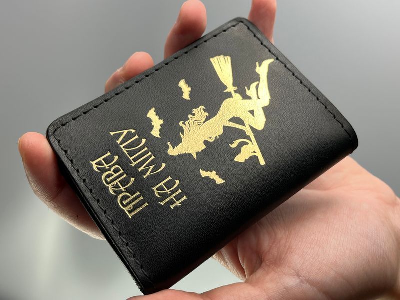 Шкіряна обкладинка для прав і техпаспорта "Права на мітлу" чорна з натуральної шкіри з натуральної шкіри &mdash; фото виробу від майстерні Shiynik - Магазин шкіряних виробів