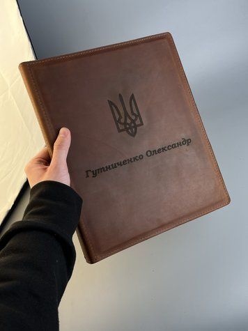 Шкіряна папка для паперів А4 "НА ПІДПИС" коньячна з натуральної шкіри &mdash; фото виробу від майстерні Shiynik - Магазин шкіряних виробів