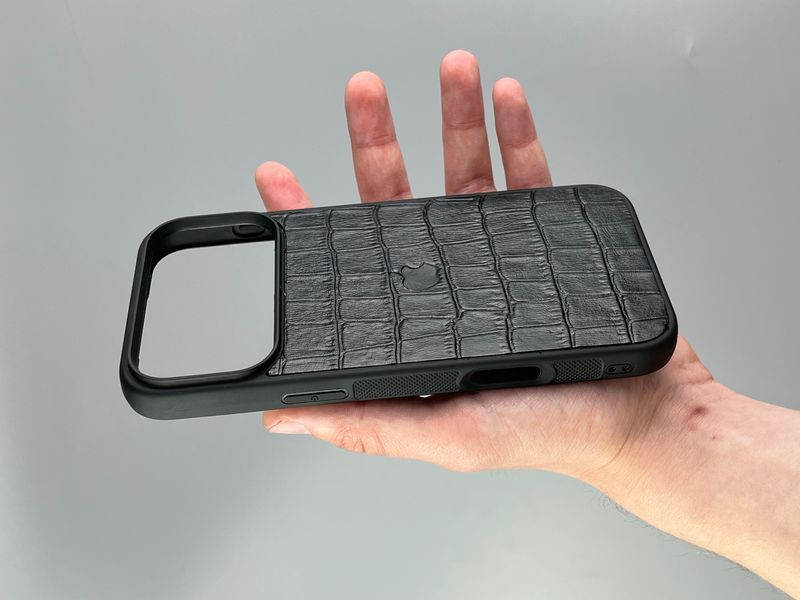 Шкіряний чохол для iPhone 17 Pro Max з натуральної шкіри ручної роботи | Преміальний захист смартфона з натуральної шкіри &mdash; фото виробу від майстерні Shiynik - Магазин шкіряних виробів