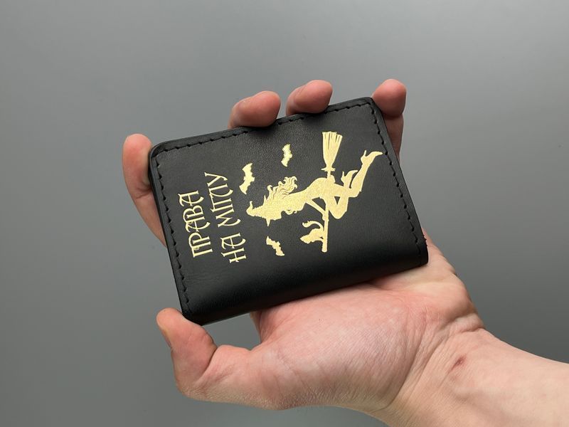 Шкіряна обкладинка для прав і техпаспорта "Права на мітлу" чорна з натуральної шкіри з натуральної шкіри &mdash; фото виробу від майстерні Shiynik - Магазин шкіряних виробів