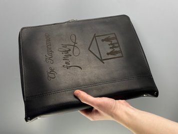 Шкіряна папка для сімейних документів FAMILY FOLDER з натуральної шкіри у чорному кольорі з індивідуальним гравіюванням з натуральної шкіри &mdash; фото виробу від майстерні Shiynik - Магазин шкіряних виробів