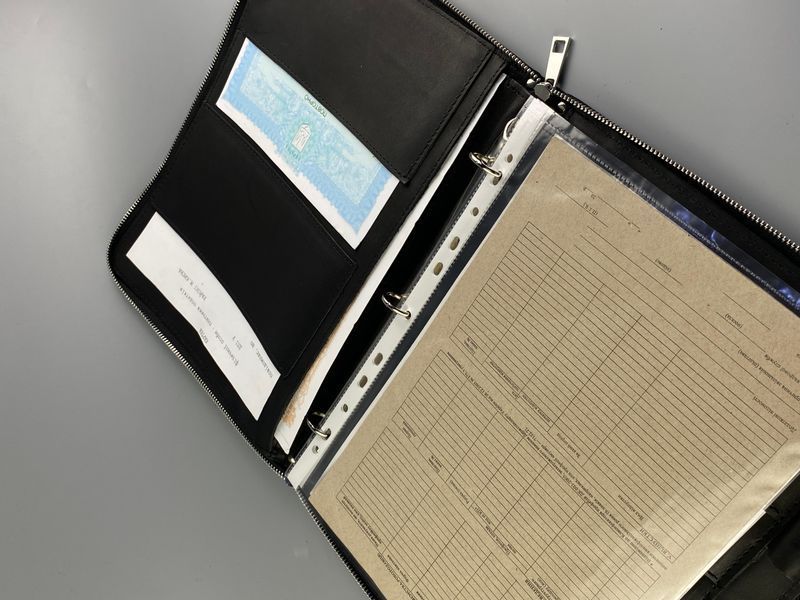 Шкіряна папка для сімейних документів FAMILY FOLDER з натуральної шкіри у чорному кольорі з індивідуальним гравіюванням з натуральної шкіри &mdash; фото виробу від майстерні Shiynik - Магазин шкіряних виробів