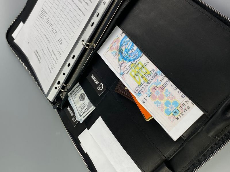 Шкіряна папка для сімейних документів FAMILY FOLDER з натуральної шкіри у чорному кольорі з індивідуальним гравіюванням з натуральної шкіри &mdash; фото виробу від майстерні Shiynik - Магазин шкіряних виробів