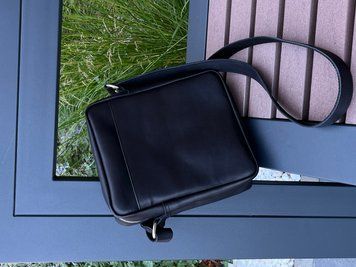 Чоловіча шкіряна сумка RONNIE M через плече з натуральної шкіри ручної роботи у чорному кольорі з натуральної шкіри &mdash; фото виробу від майстерні Shiynik - Магазин шкіряних виробів