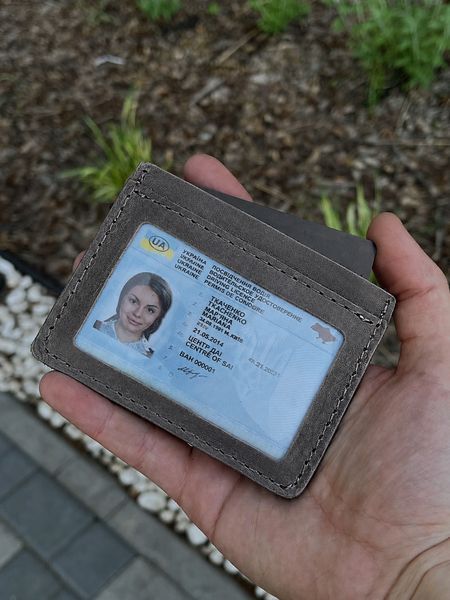 Шкіряний картхолдер Ryan сірий із натуральної шкіри для банківських карток та документів з натуральної шкіри &mdash; фото виробу від майстерні Shiynik - Магазин шкіряних виробів