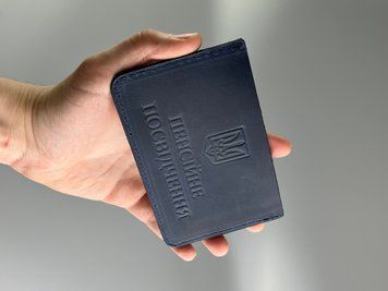 Шкіряна обкладинка для пенсійного посвідчення з натуральної шкіри у синьому кольорі з натуральної шкіри &mdash; фото виробу від майстерні Shiynik - Магазин шкіряних виробів