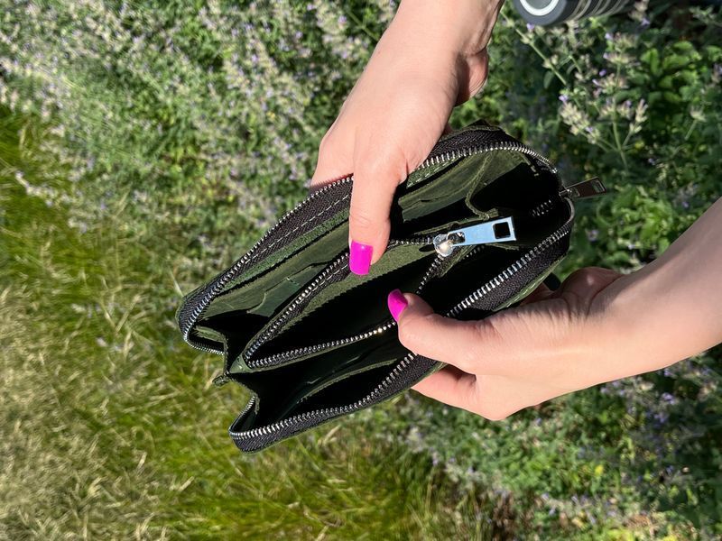 Шкіряний гаманець ручної роботи ZIPPER з додатковим відділенням (натуральна шкіра) у зеленому кольорі з натуральної шкіри &mdash; фото виробу від майстерні Shiynik - Магазин шкіряних виробів