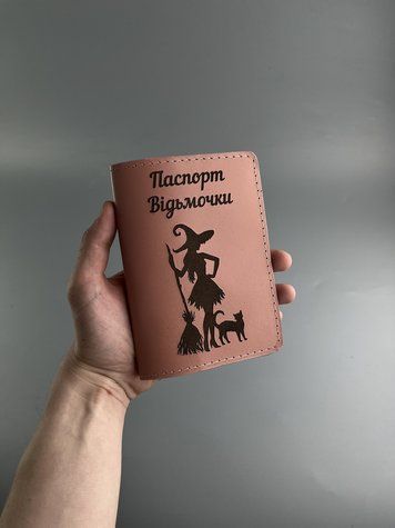 Шкіряна обкладинка для паспорта старого зразка "Паспорт Відьмочки", рожева з гравіюванням з натуральної шкіри &mdash; фото виробу від майстерні Shiynik - Магазин шкіряних виробів