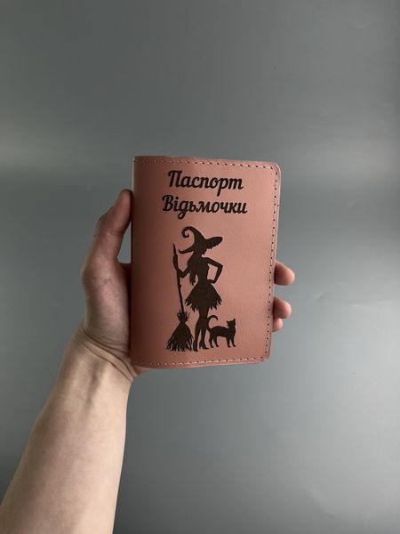Шкіряна обкладинка для паспорта старого зразка "Паспорт Відьмочки", рожева з гравіюванням з натуральної шкіри &mdash; фото виробу від майстерні Shiynik - Магазин шкіряних виробів