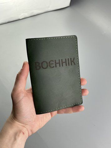 Шкіряна обкладинка для посвідчення ВІЙСЬКОВИЙ КВИТОК з гравіюванням "ВОЄННІК" зелений з натуральної шкіри &mdash; фото виробу від майстерні Shiynik - Магазин шкіряних виробів