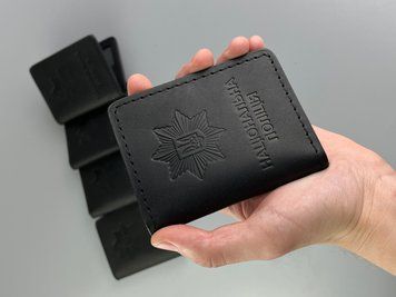 Шкіряна обкладинка для посвідчення "Національна поліція" чорна з натуральної шкіри ручної роботи з натуральної шкіри &mdash; фото виробу від майстерні Shiynik - Магазин шкіряних виробів