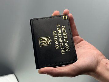 Шкіряна обкладинка на посвідчення Комітет по боротьбі з корупцією чорна з натуральної шкіри &mdash; фото виробу від майстерні Shiynik - Магазин шкіряних виробів