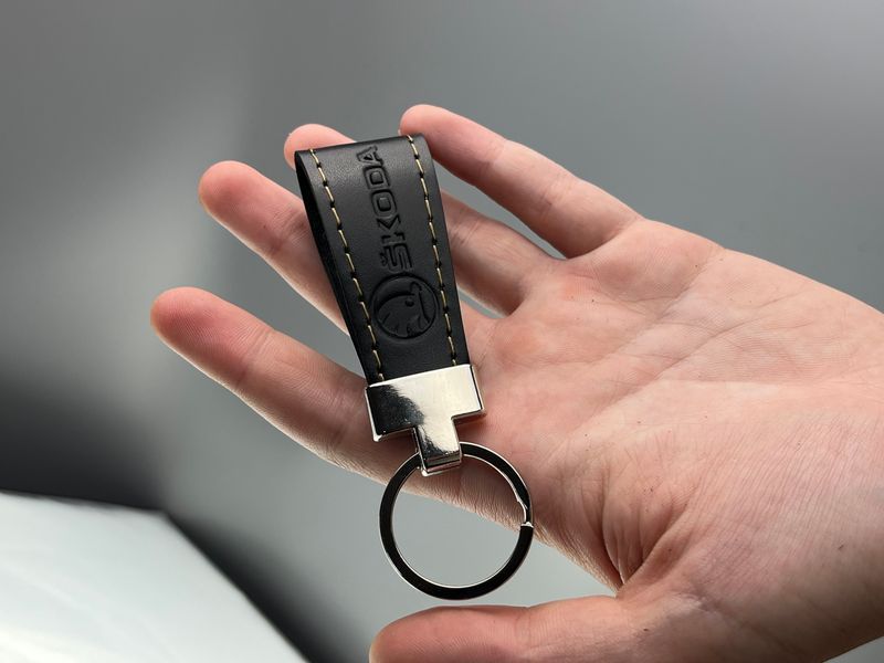 Шкіряний брелок Skoda на кільці з натуральної шкіри ручної роботи з натуральної шкіри &mdash; фото виробу від майстерні Shiynik - Магазин шкіряних виробів