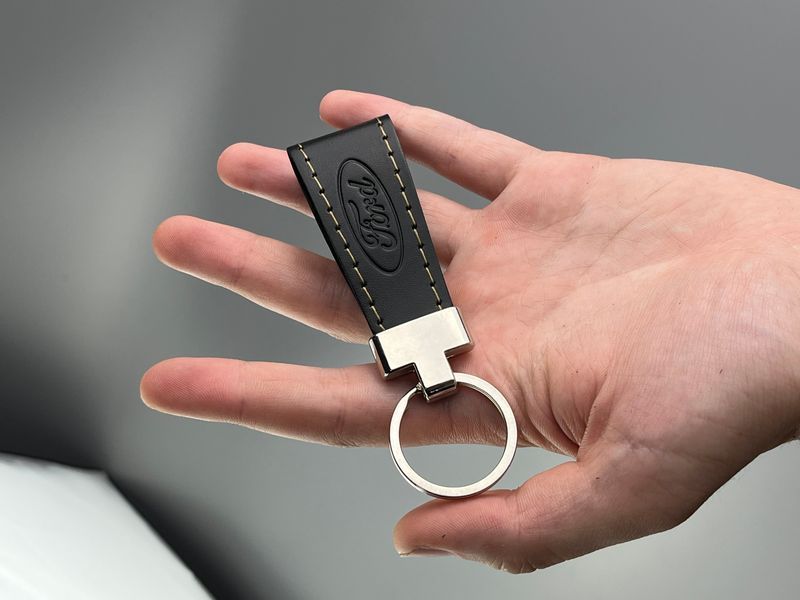 Шкіряний брелок Ford на кільці з натуральної шкіри ручної роботи з натуральної шкіри &mdash; фото виробу від майстерні Shiynik - Магазин шкіряних виробів