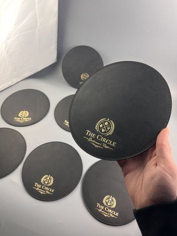 Шкіряна підставка під кальян, чайник і посуд HoReCa:костер з натуральної шкіри Бірдекель/Плейсмат з натуральної шкіри &mdash; фото виробу від майстерні Shiynik - Магазин шкіряних виробів