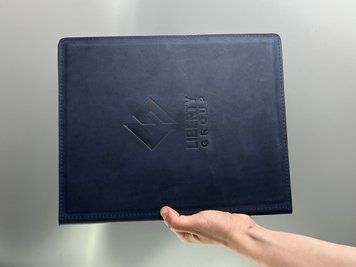 Шкіряна папка &laquo;На підпис&raquo; з кільцевим механізмом з натуральної шкіри ручної роботи з натуральної шкіри &mdash; фото виробу від майстерні Shiynik - Магазин шкіряних виробів